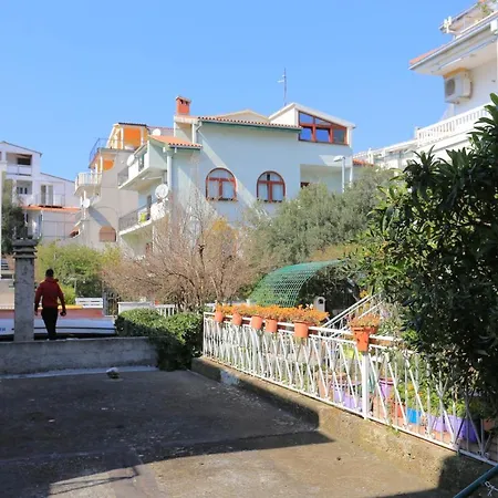 Apartment By The Sea - 13222