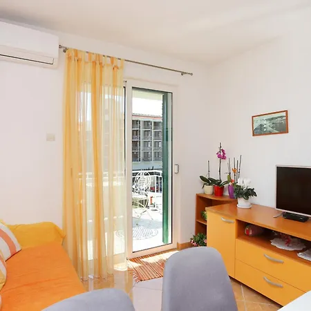 Apartment By The Sea - 13222